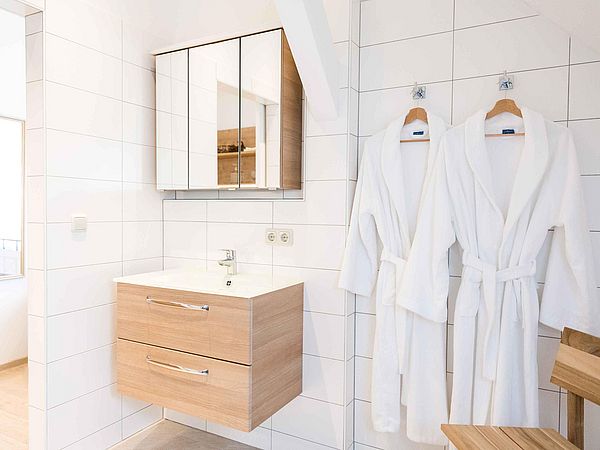 Badezimmer mit Bademantel – Zimmer 308